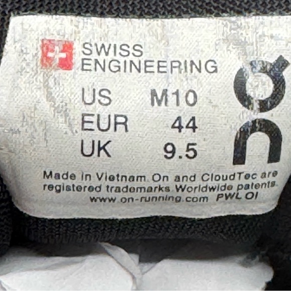 On Running Athletic Shoes in Gray and Dark Green Used - Picture 10 of 11